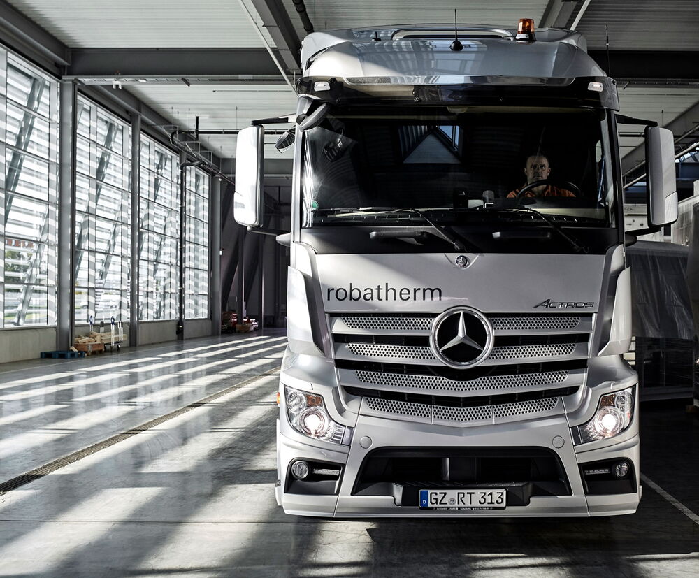 Und Abfahrt: robatherm LKWs pendeln täglich für den Materialtransport zwischen den Werken.