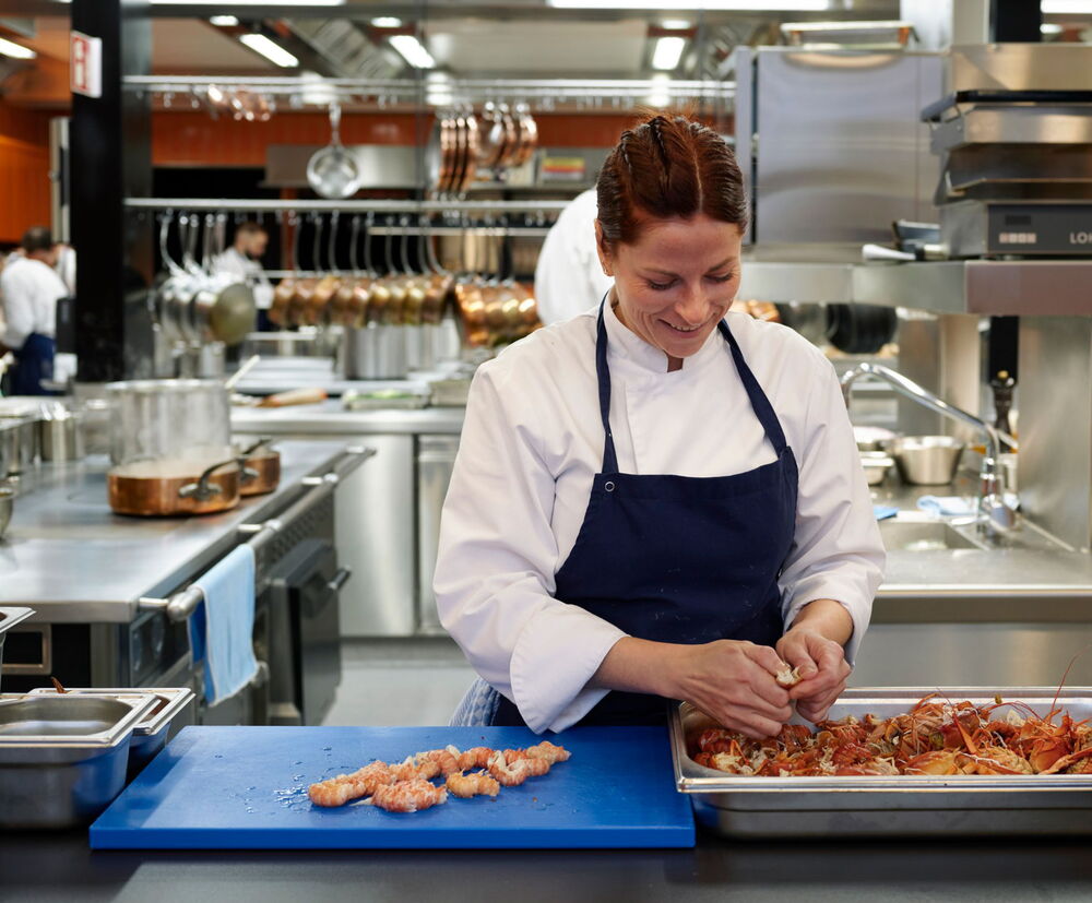 Virginie Protat, Executive Chef des „Tantris DNA“, ist in der Tantris-Küche in ihrem Element.