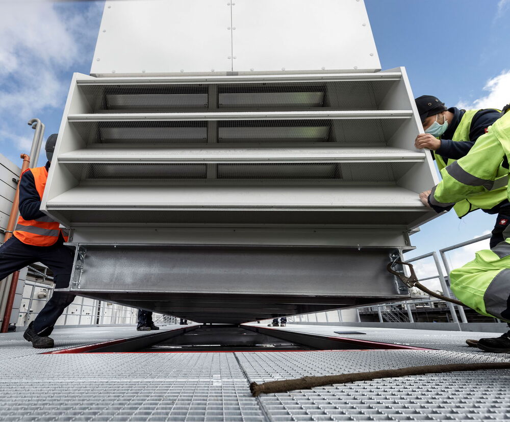 Nog maar 10 centimeter voordat de luchtbehandelingskast compleet op z’n plek staat.